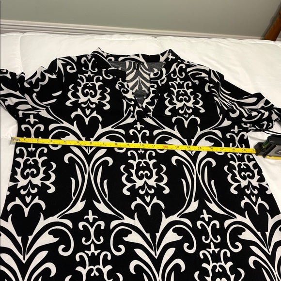 Elegant Black and White Patterned Women's Top - Picture 6 of 7